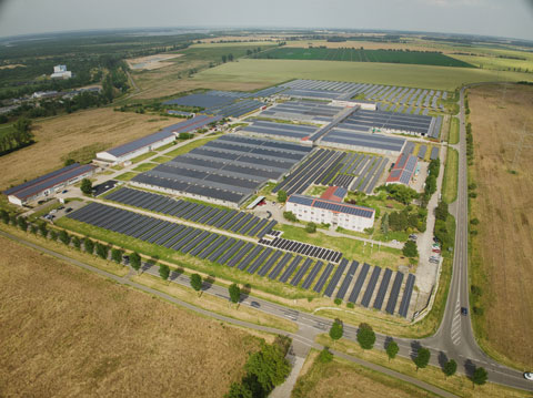 Seit 15 Jahren entwickeln und betreiben wir unseren Grüne Energie und Gewerbepark: EGPD - Delitzsch. Durch lokal gewonnene grüne Energie, beispielsweise mit modernen Solar und Photovoltaik Anlagen, stärken wir die lokale Wirtschaft. Unsere Gewerbeflächen und Bürogebäude bieten viel Gestaltungsraum für innovative Projekte.